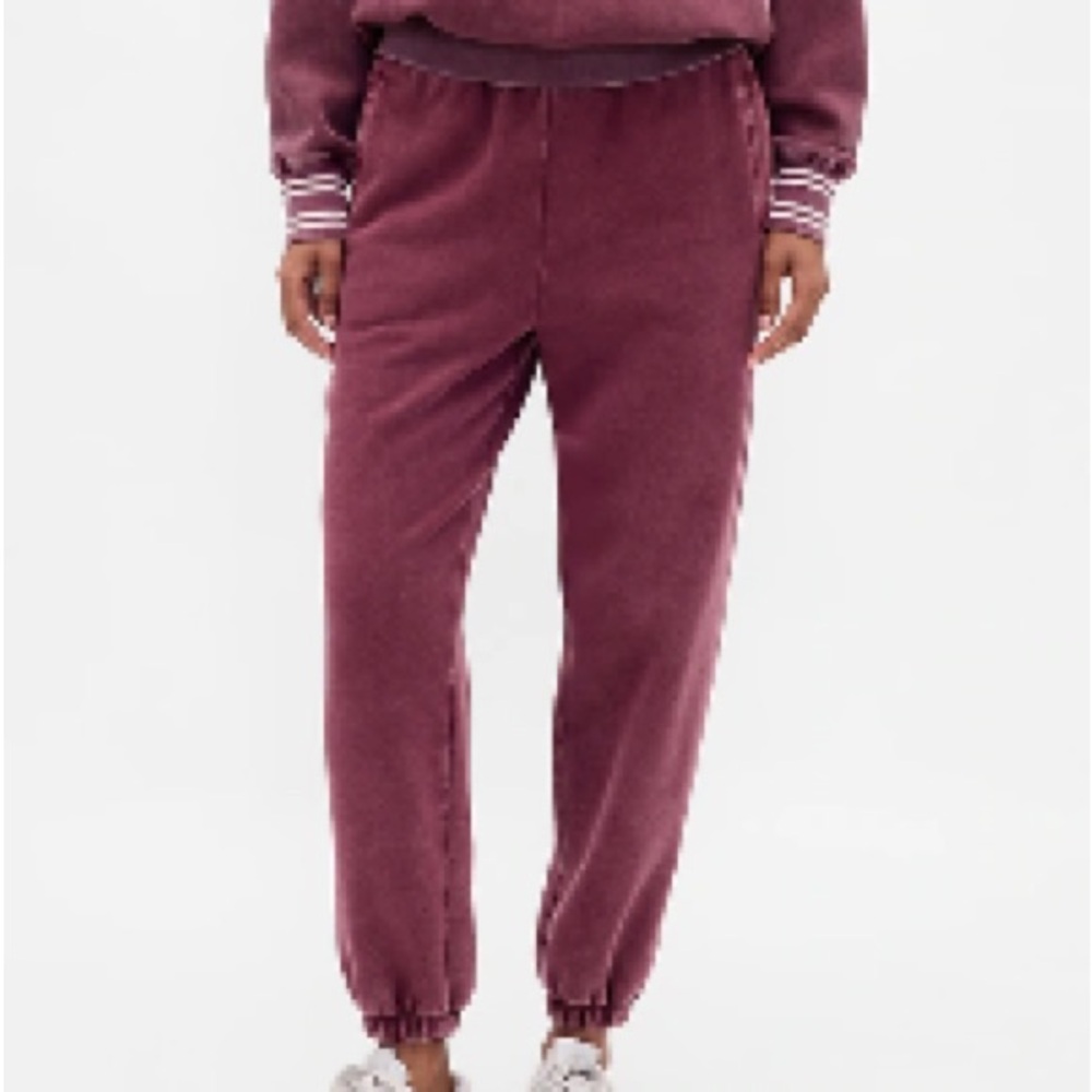 NWOT Gap High Rise VintageSoft Relaxed Joggers Medium Tuscan Red Wash Retail $55